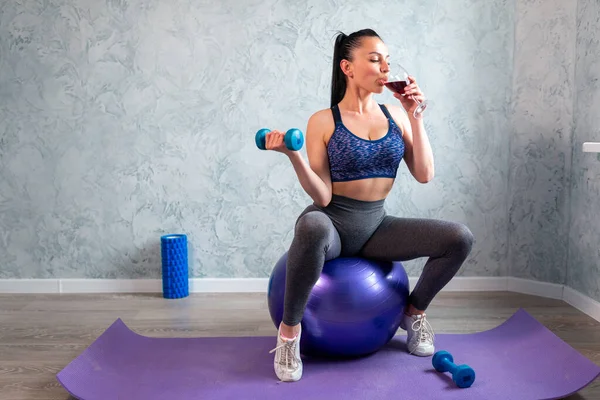 Ung Kvinna Sport Outfit Gör Fitness Motion Med Hantel Och Stockbild