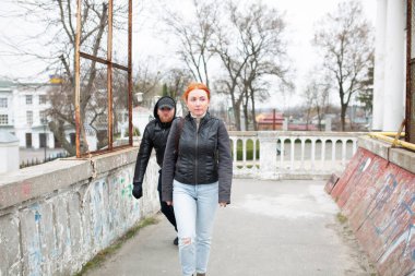 Sokakta çanta çalan genç bir kadın var, hırsıza dikkat et, sokaktaki genç kızıl saçlı kıza soygun yap.