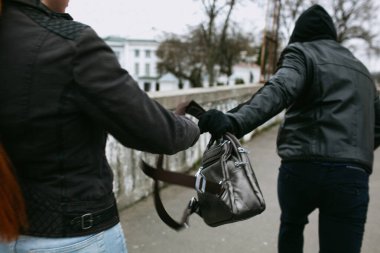 Sokakta çanta çalan genç bir kadın var, hırsıza dikkat et, sokaktaki genç kızıl saçlı kıza soygun yap.