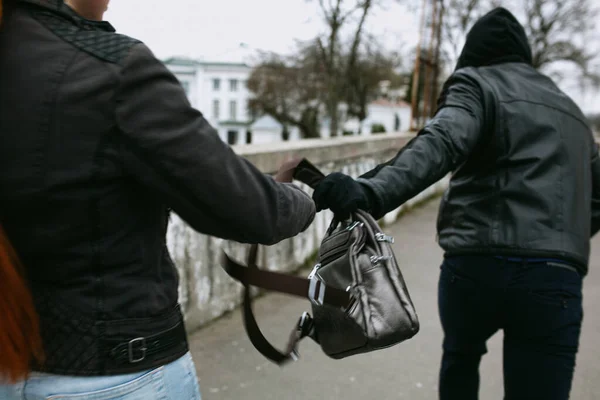 Junge Frau Wird Auf Der Straße Die Tasche Entrissen Vorsicht — Stockfoto