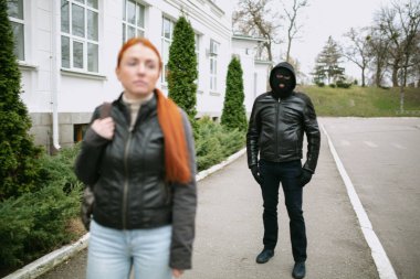 Sokakta çanta çalan genç bir kadın var, hırsıza dikkat et, sokaktaki genç kızıl saçlı kıza soygun yap.