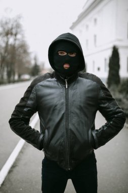 Sokaktaki maskeli hırsızın portresi.