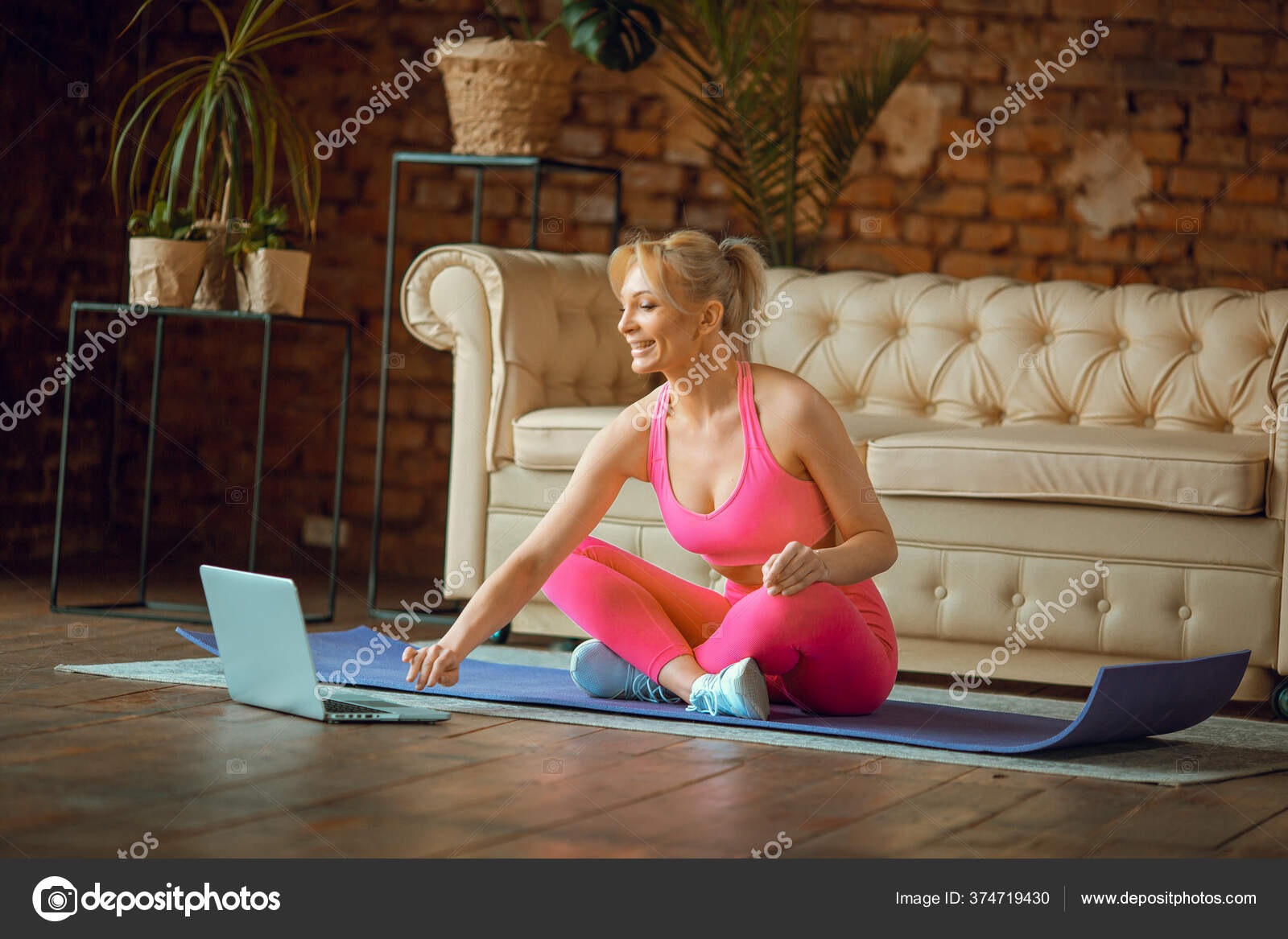 Vooravond ik ben ziek Piraat Young Fit Blogger Girl Seating Yoga Mat Sport Outfit Laptop Stock Photo by  ©Bogyman 374719430