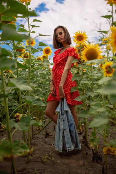 Junge Schöne Kaukasische Mädchen Rotem Kleid Mit Weißen Punkten Bleiben — Stockfoto