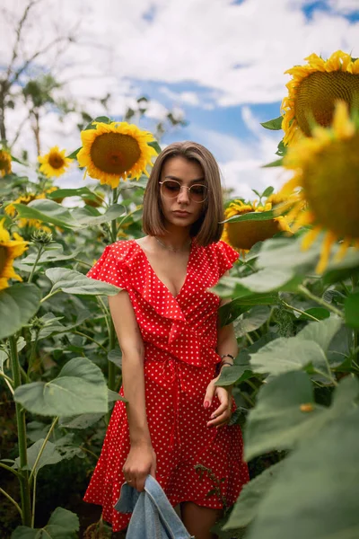 Ung Vacker Kaukasisk Flicka Röd Klänning Vita Prickar Solrosfält — Stockfoto