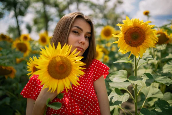 Joven Hermosa Chica Caucásica Vestido Rojo Puntos Blancos Estancia Campo —  Fotos de Stock