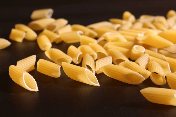 Italiaanse pasta, stilleven op zwarte achtergrond — Stockfoto