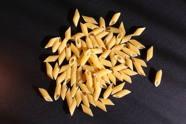 Italiaanse pasta, stilleven op zwarte achtergrond — Stockfoto