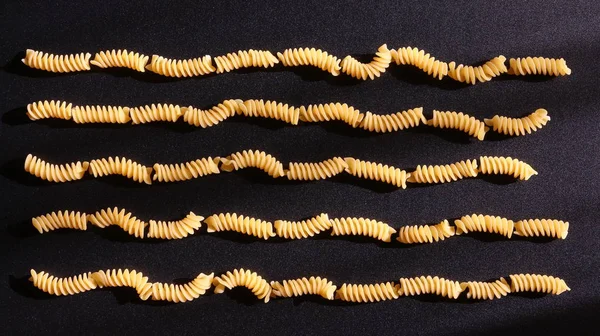 Pastas italianas, bodegón sobre fondo negro — Foto de Stock