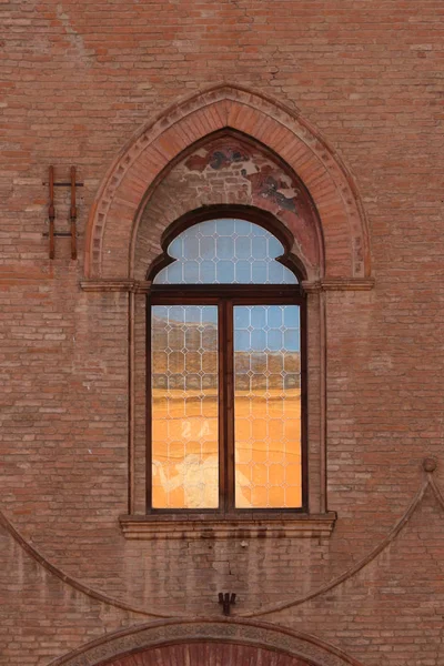 Window of ancient medieval Italian palace — Stock Photo, Image
