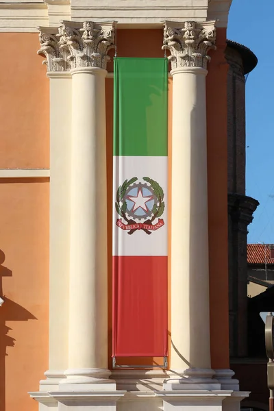 Italienska flaggan banner med Joniska kolonner — Stockfoto