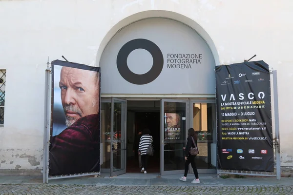 MODENA, ITÁLIA - 13 MAIO 2017 - Inauguração da exposição fotográfica sobre a vida de Vasco Rossi — Fotografia de Stock