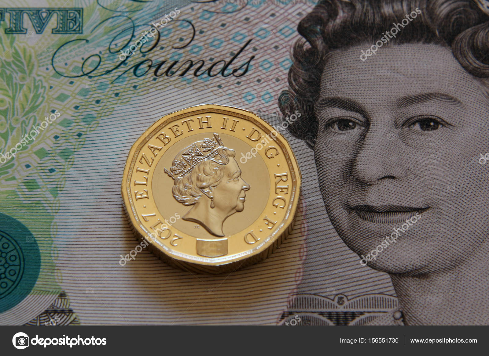 런던, 영국, 2017 년-영국 1 파운드 동전 새로운 입력 영국 은행권과 2017, — 스톡 에디토리얼 사진 © frizio  #156551730