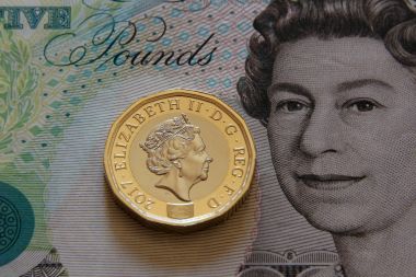 London, Büyük Britanya, yıl 2017 - bir İngiliz Lirası para yeni yazın 2017 ile İngiltere'de banknot,