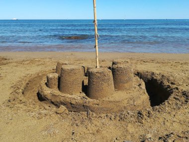 Kumdan kale sahilde denize inşa