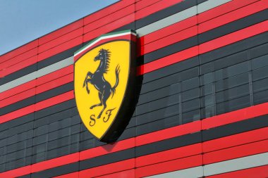 Ferriari fabrika, yeni sanayi işyerinin giriş