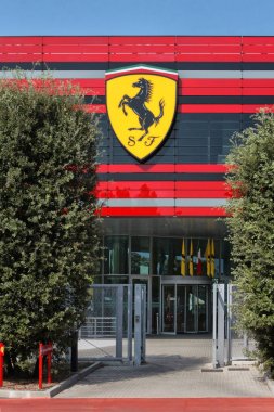 Ferriari fabrika, yeni sanayi işyerinin giriş