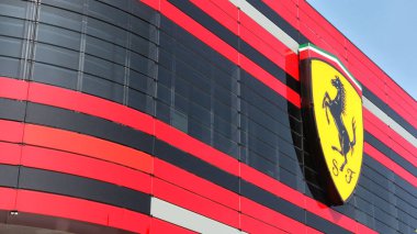 Ferriari fabrika, yeni sanayi işyerinin giriş