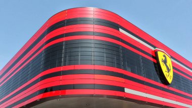 Ferriari fabrika, yeni sanayi işyerinin giriş