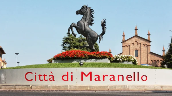 Monumento a cavalo símbolo de carros Ferrari em Maranello, Itália — Fotografia de Stock