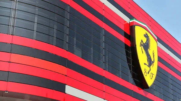 Ferriari fabrika, yeni sanayi işyerinin giriş