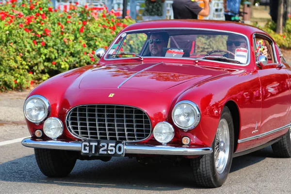 Séptimo aniversario de Ferrari exibition, espectáculo de coches deportivos, Maranello, Italia — Foto de Stock