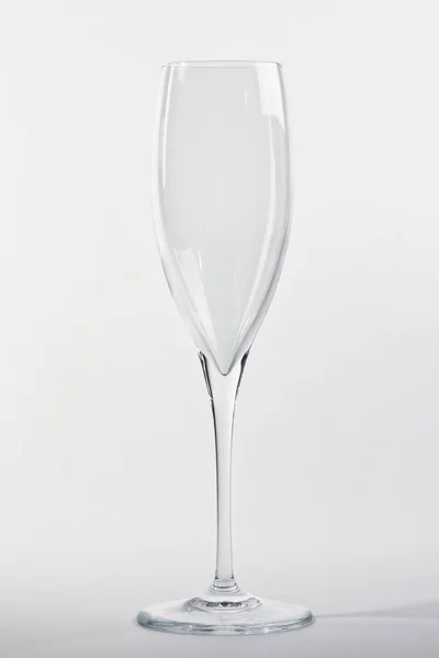 Vidro de flauta vazio no fundo branco — Fotografia de Stock