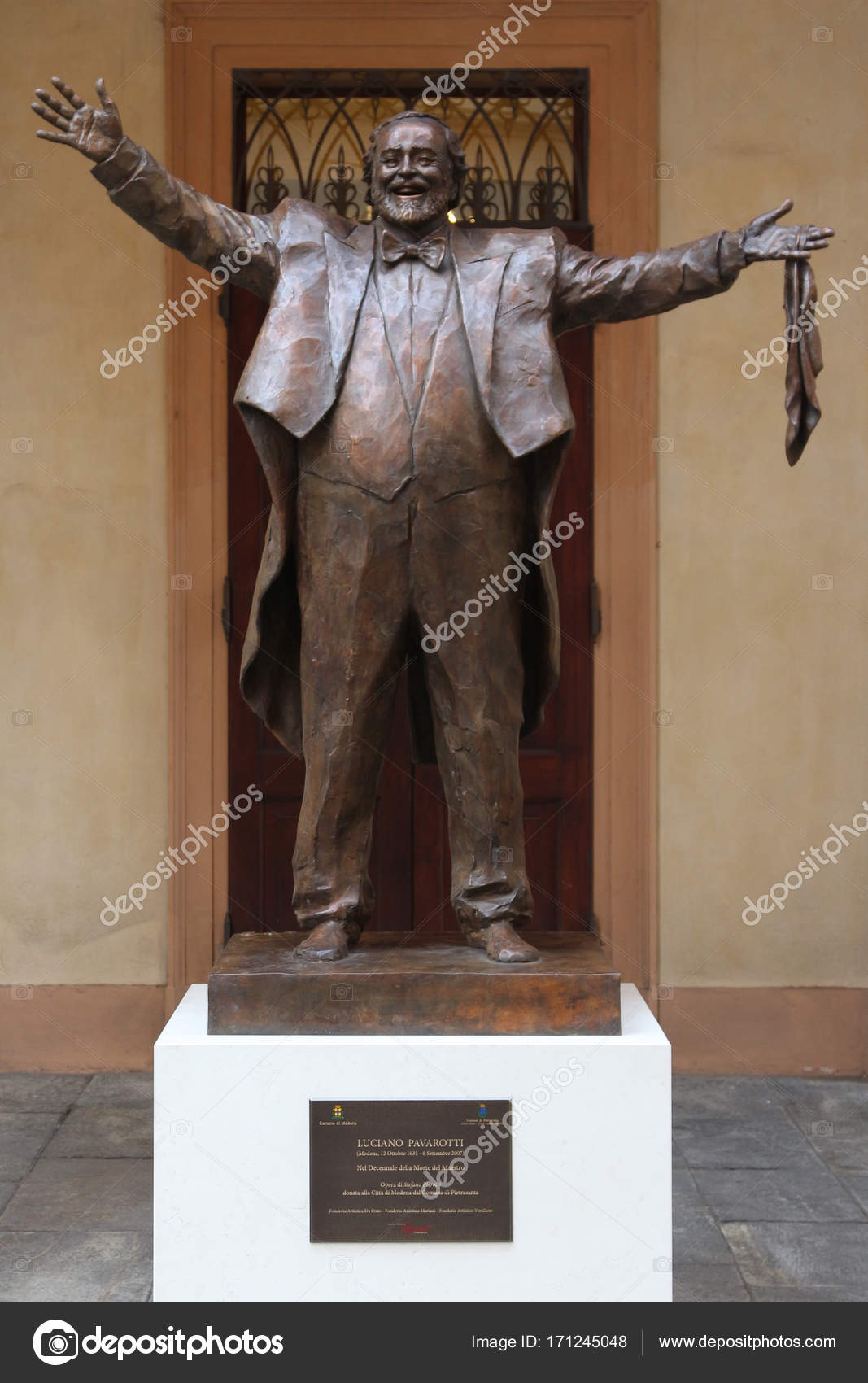 La Scala debut with Freni - 1965 - Luciano Pavarotti - 15 facts you never knew... - Classic FM