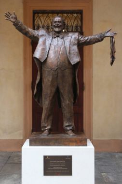 Luciano Pavarotti bronz anıt, Modena, İtalya
