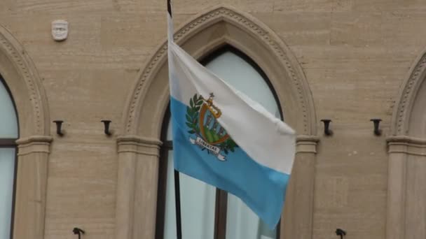 圣马力诺共和国国旗在政府宫殿 — 图库视频影像