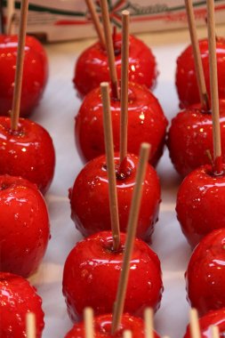 Piyasada kırmızı karamelize elma