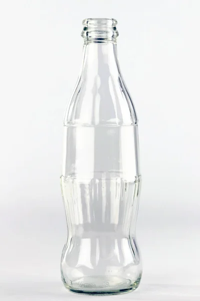 ホワイトの背景にブランドロゴのないコカ コーラのガラス瓶 — ストック写真