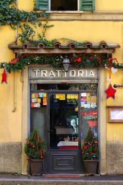 Bolonya - İtalya, Aralık 2019, turistik şehir manzarası, geleneksel restoran lokantası
