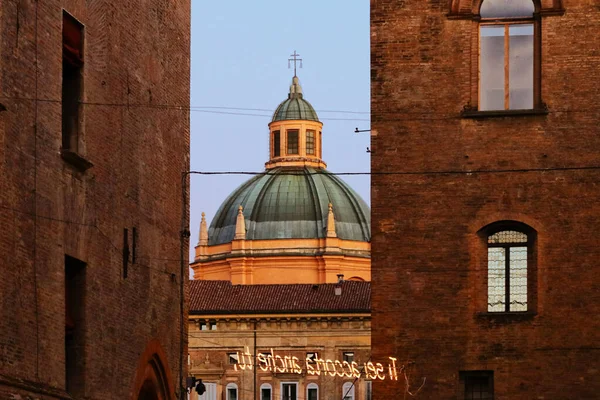 Болонья Италия Декабрь 2019 Года Туристический Городской Пейзаж Церковный Купол — стоковое фото