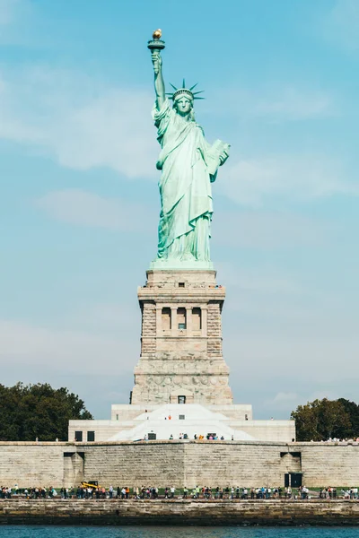 Vooraanzicht vrijheidsbeeld in New York — Stockfoto