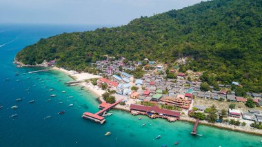 Malezya 'nın Perhentian Kecil kentindeki balıkçı köyünün hava manzarası