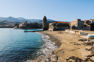Fransa 'nın güneyinde küçük bir köy olan Collioure' nin panoramik manzarası (Çarpışma)