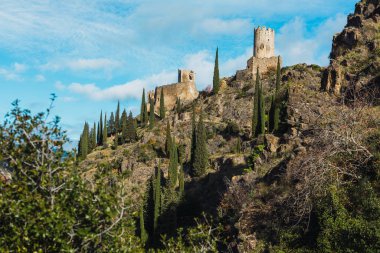 quertinheux ve surdespine towers adlı lastours Fransa