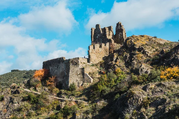 Ruinas de castillos cátaros medievales Lastours en el valle montañoso de los Pirineos, Francia — Foto de Stock
