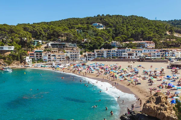 Playa de Sa Riera en verano. Destino de verano español. Begur, Costa Brava, Cataluña, España — Foto de Stock