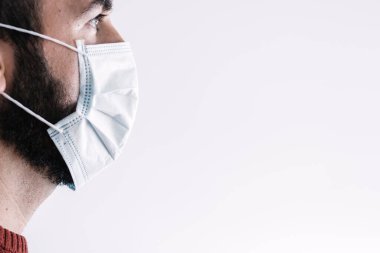 Hasta yetişkin, izole beyaz arka planda hava hastalıklarına karşı koruyucu bir maske takıyor. Metin için alanı olan Coronavirus Karantinası kavramı.