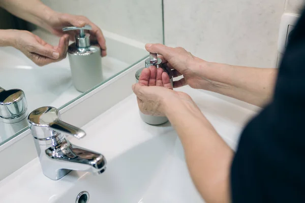 Nerozpoznatelná Žena Ruční Pumpa Mýdlo Cílem Zabít Bakterie Zabránit Koronaviru — Stock fotografie