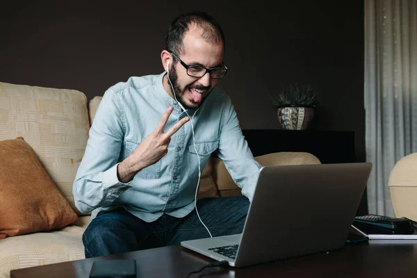 Hombre Feliz Videoconferencia Divertirse Con Sus Colegas Mientras Trabaja Remotamente — Foto de Stock