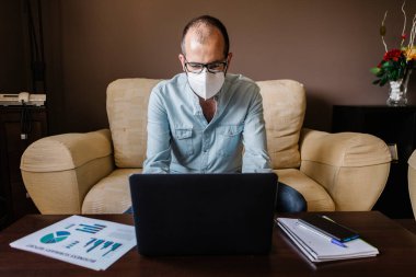 Hasta adam evden izole bir şekilde çalışıyor. Yeni normallikte tele-çalışma kavramı. Ekonomik ve ticari kriz Coronavirus tarafından