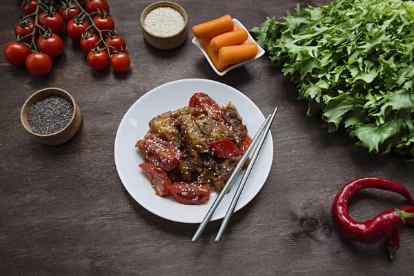 Berinjela, pimenta e salada de cenoura. Salada de berinjela coreana. Fundo branco. Vegetarianismo. Vista de cima. Espaço para cópia. Depósito plano . — Fotografia de Stock