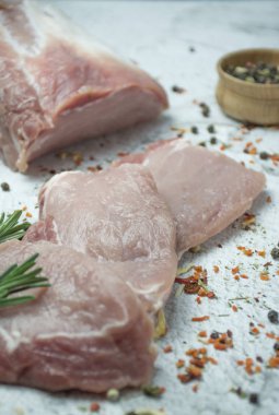 Hafif arka planda baharatlı taze et. Dilimlenmiş taze biftek. Domuz budu..