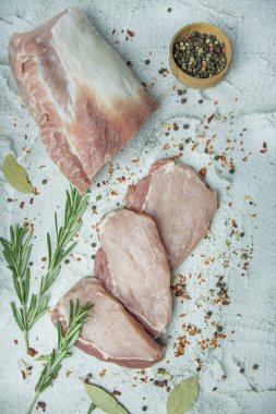 Hafif arka planda baharatlı taze et. Dilimlenmiş taze biftek. Domuz budu..