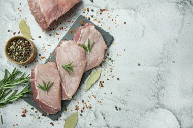 Hafif arka planda baharatlı taze et. Dilimlenmiş taze biftek. Metin için boşluk.