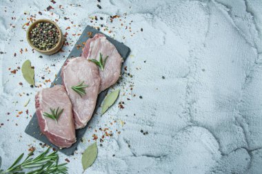 Hafif arka planda baharatlı taze et. Dilimlenmiş taze biftek. Metin için boşluk.