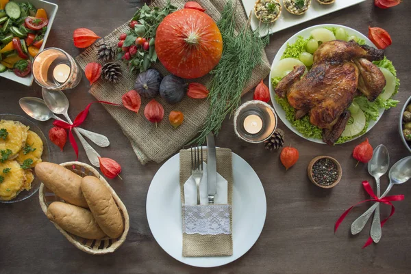 Cena de Acción de Gracias. Mesa de fiesta con calabaza, hojas de otoño y decoración de otoño de temporada. Mesa de estilo otoñal con guirnalda. Espacio para texto . — Foto de Stock